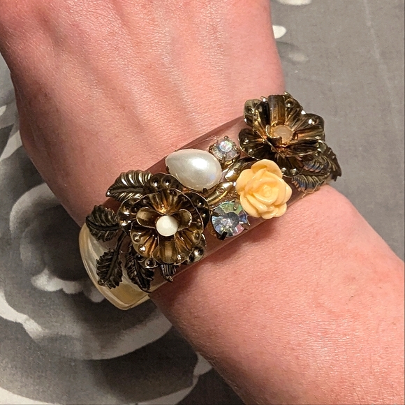 🌟 3/$20🌟 Clear Resin Bangle Bracelet - Picture 1 of 3